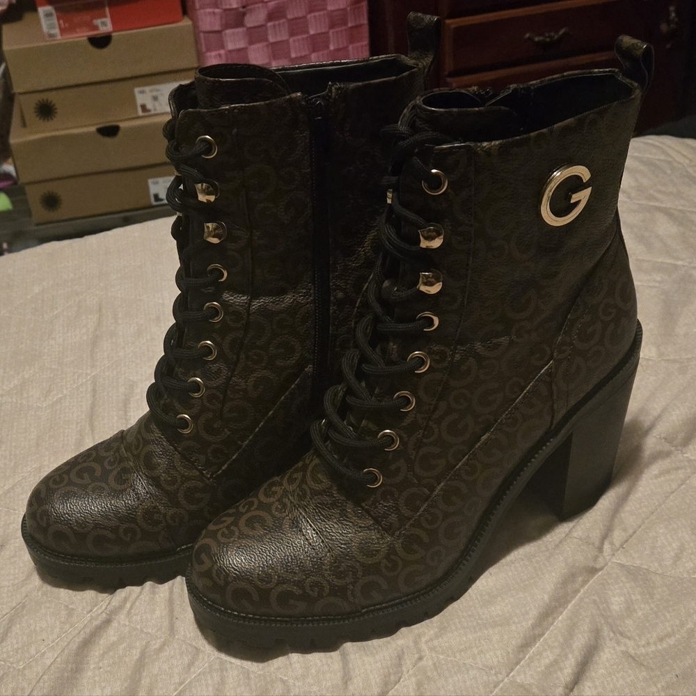 Elegant GBG Los Angeles Patterned Lace-Up Boots - Picture 4 of 6